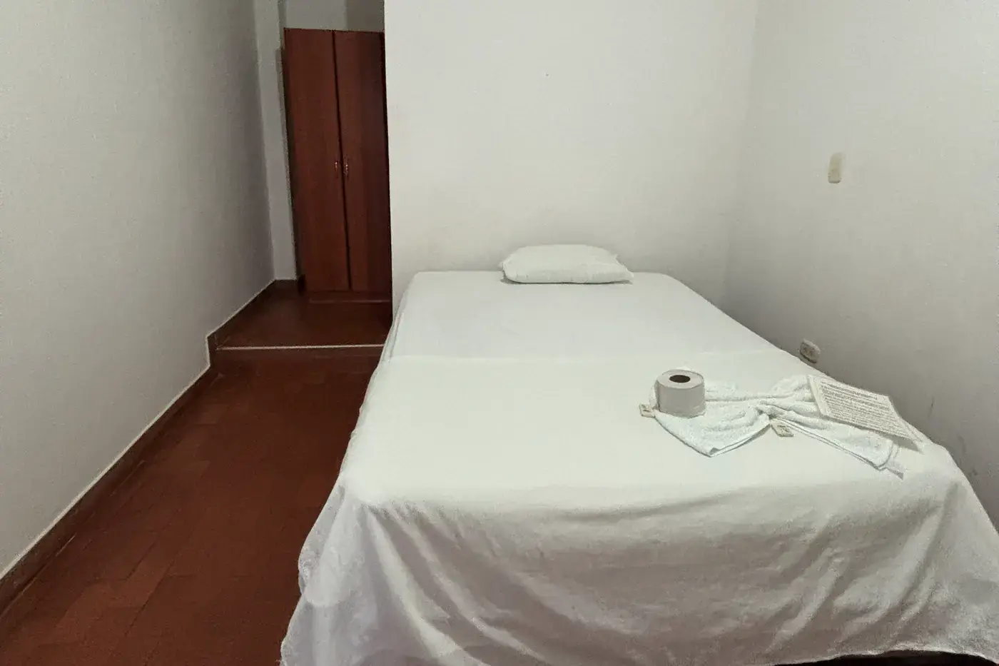 Habitación sencilla amoblada del hospedaje en La Primavera, Vichada.