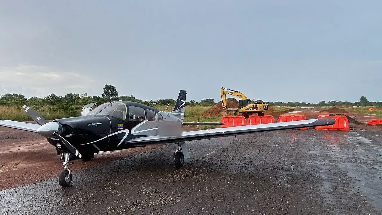 Avioneta negra en una pista de la región.