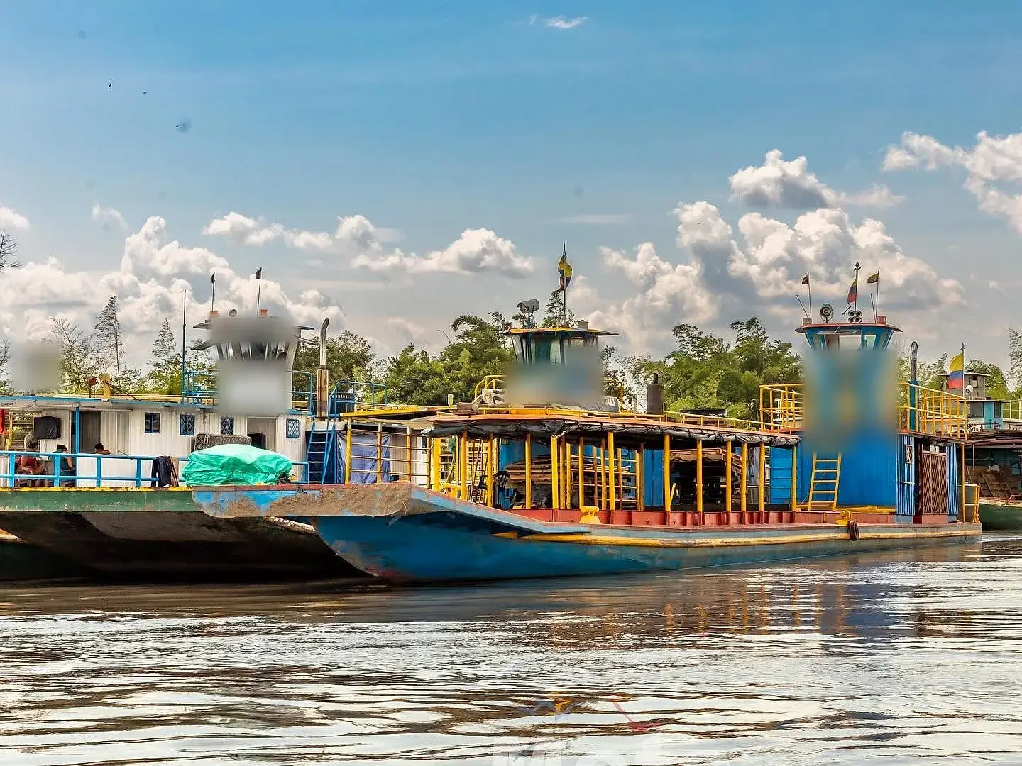 Lanchas de carga y pasajeros amarradas en el puerto del río.