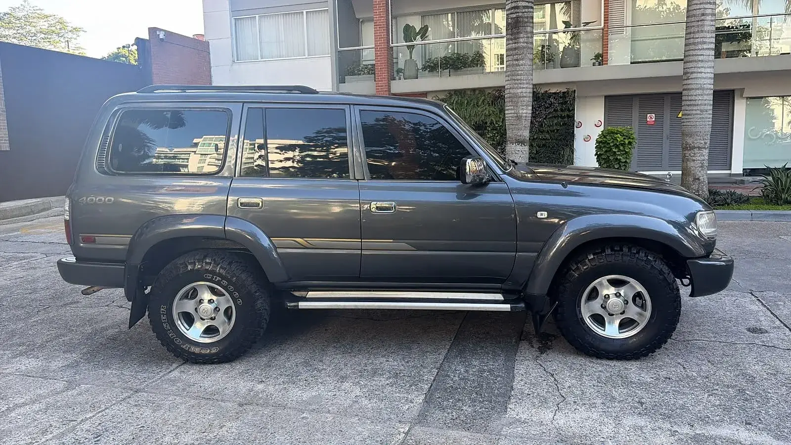 Camioneta 4x4 gris vista de lado.